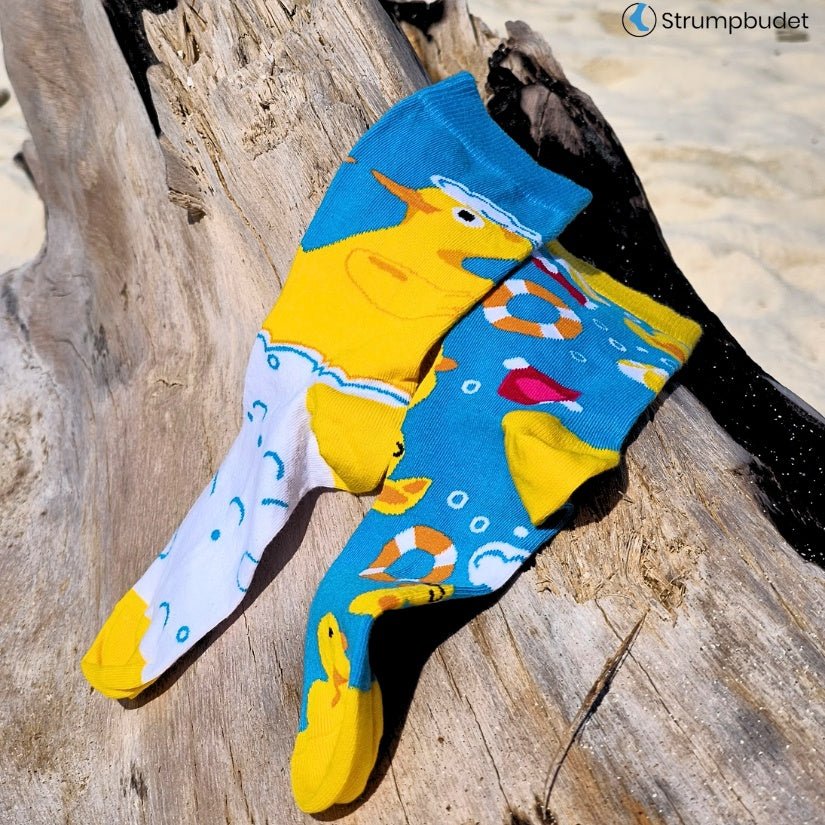 Mixade strumpor med badankor som hänger på en stock