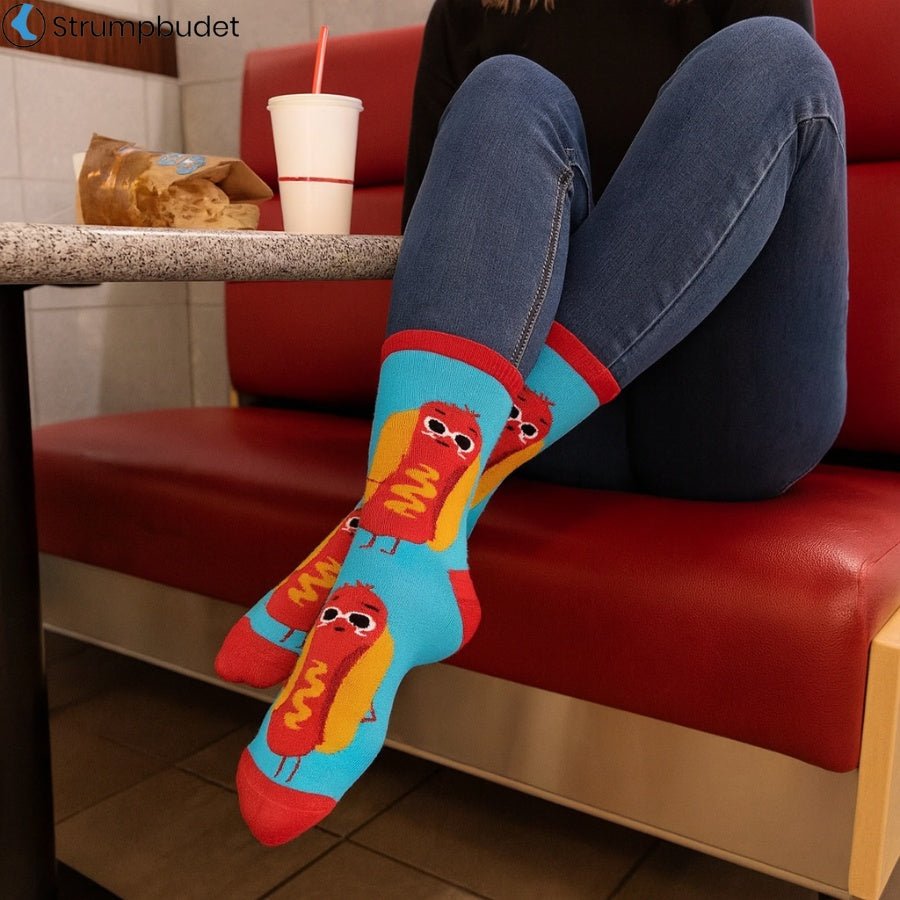 Turkos strumpor med motiv av korv och bröd i rött och gult - Strumpbudet