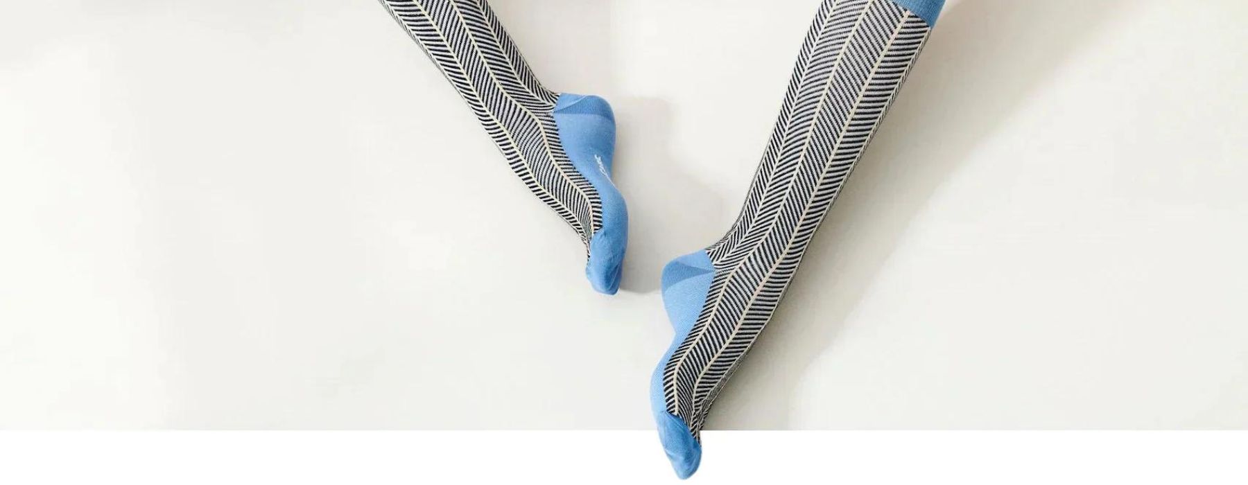Ljusblå stödstrumpor med mönster